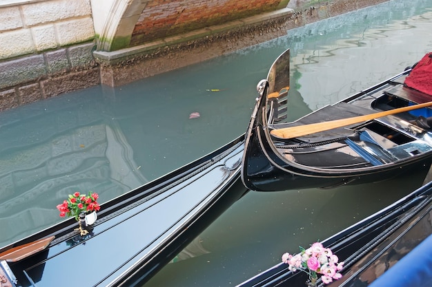 Detalhe de duas gôndolas em um canal estreito de Veneza