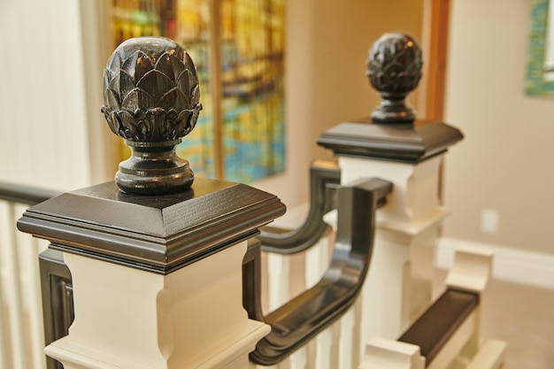 Detalhe de escada de luxo com tampas de poste Newel esculpidas em casa elegante