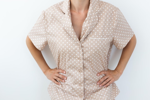 Detalhe de fechamento e textura de tecido de um pijama Homewear sleepwear compras e venda