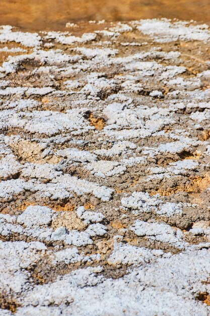 Detalhe de formações de sal na paisagem do deserto no vale da morte