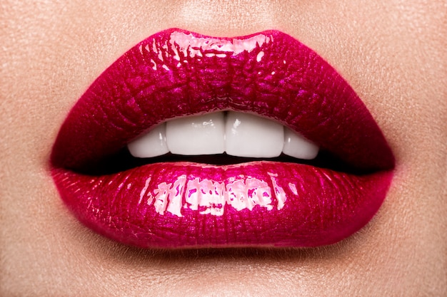 Detalhe de maquiagem de lábios vermelhos de beleza.