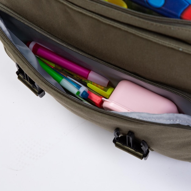 Detalhe de mochila elegante e caixa de garrafa de água de caneta de papelaria escolar diferente De volta à escola