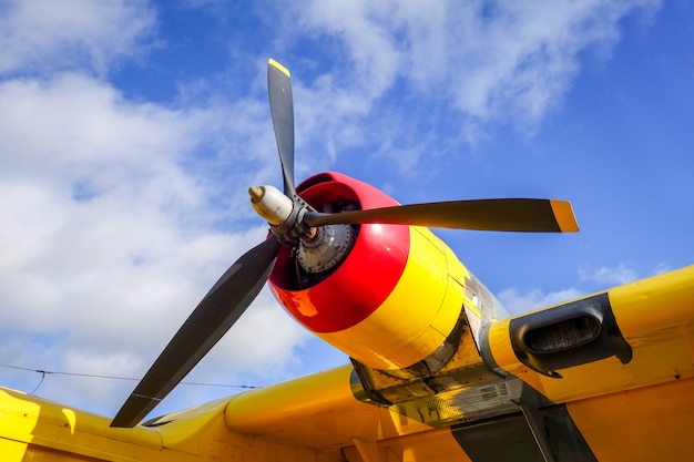 Detalhe de motor e hélice de avião velho