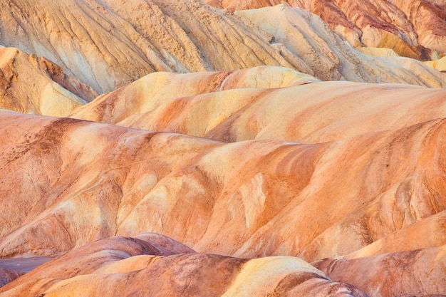 Detalhe de ondulações coloridas nas montanhas do deserto no vale da morte