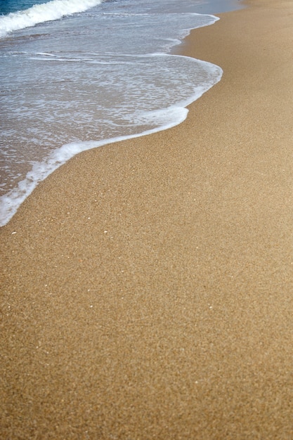 Detalhe de praia de água e areia