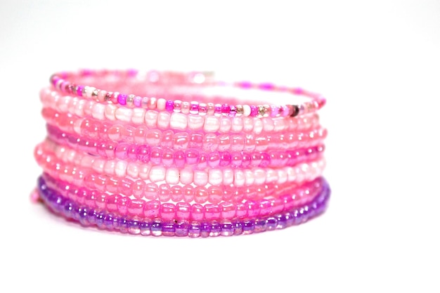 Foto detalhe de pulseira de contas rosa isolado caseiro bonito