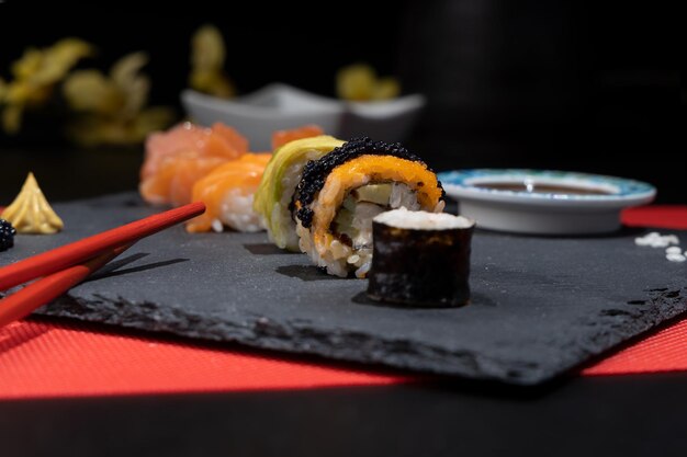 Foto detalhe de sushi tradicional japonês definido em estúdio