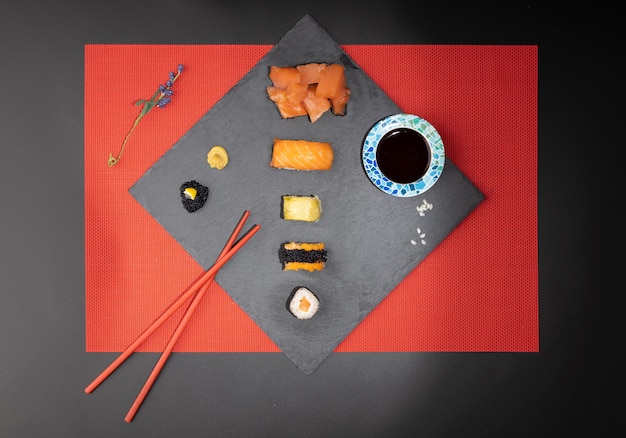 Detalhe de sushi tradicional japonês definido em estúdio