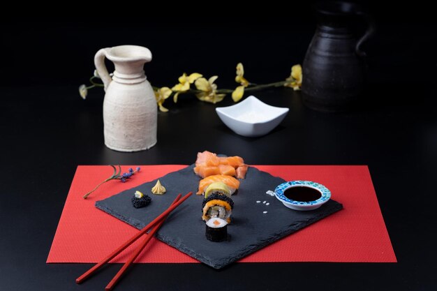 Foto detalhe de sushi tradicional japonês definido em estúdio