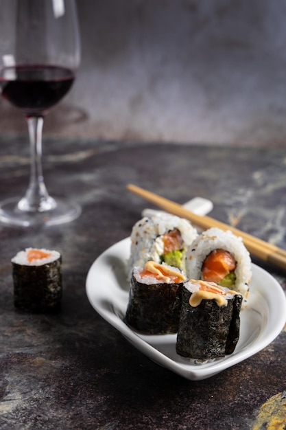 Foto detalhe de sushi tradicional japonês definido no restaurante