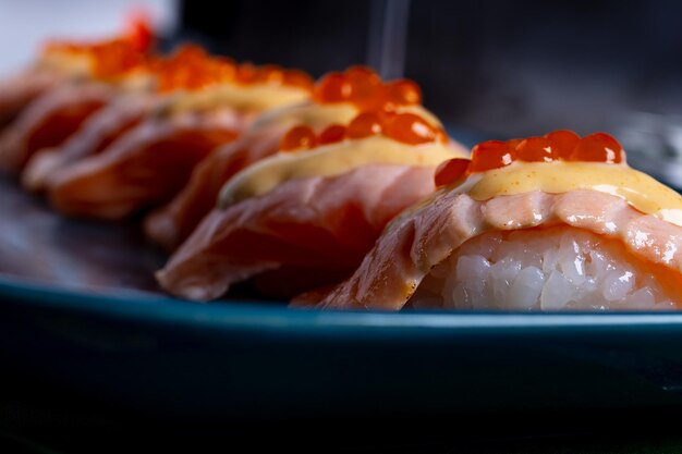 Foto detalhe de sushi tradicional japonês definido no restaurante