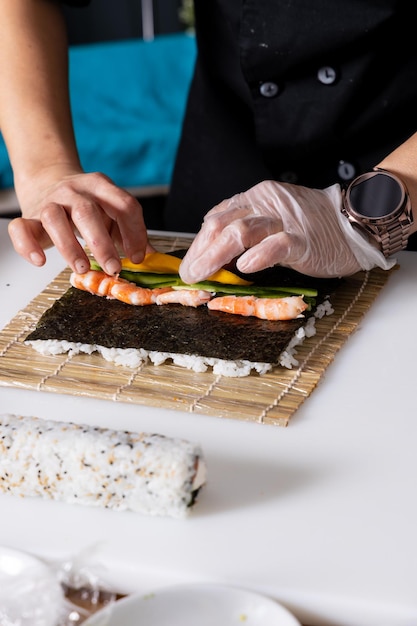 Foto detalhe de sushi tradicional japonês definido no restaurante