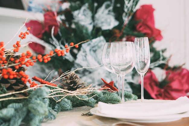 Detalhe de taças de vinho em uma mesa decorada de Natal