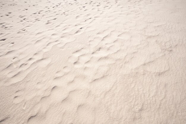 Detalhe de textura de areia na ilha tropical fundo de verão e design de viagens.