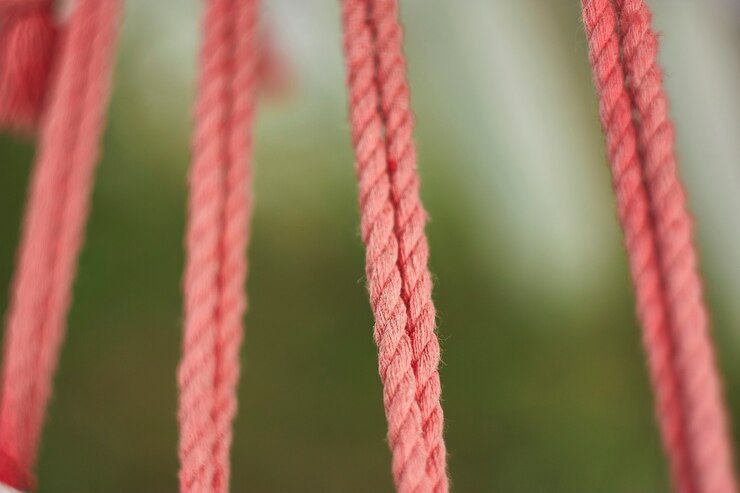 Foto detalhe de tiro macro de uma corda pronta para suportar seu peso. tiro horizontal.