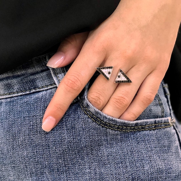 Detalhe de um anel em um modelo de mão feminina Imagem de um lindo acessório de moda cintilante