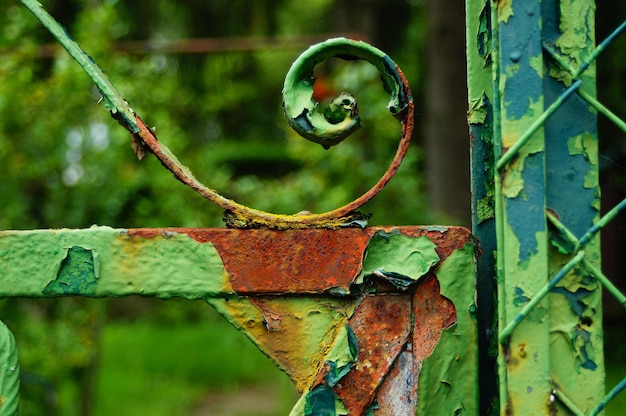 Detalhe de um antigo portão de jardim enferrujado