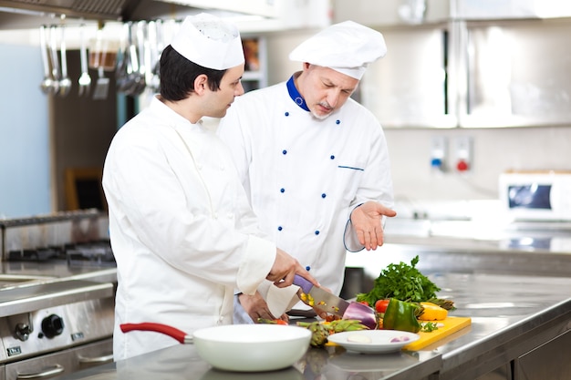 Detalhe de um chef no trabalho em sua cozinha