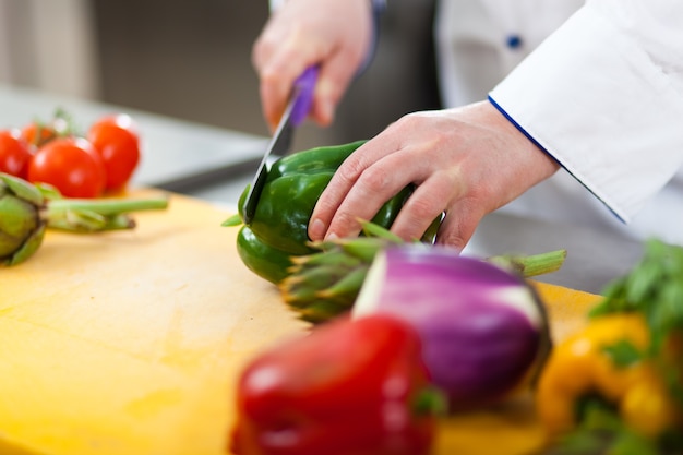 Detalhe de um chef no trabalho em sua cozinha