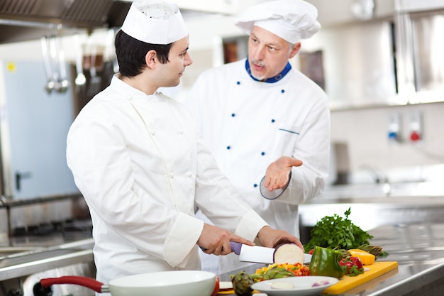 Detalhe de um chef no trabalho em sua cozinha