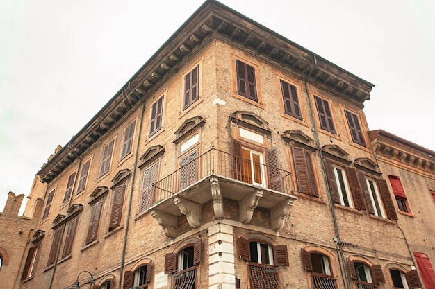 Detalhe de um edifício histórico com parede de tijolos e janelas em Ferrara, na Itália