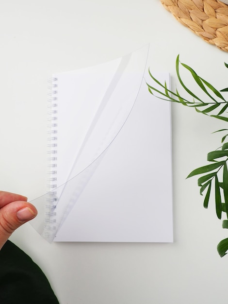 Foto detalhe de um homem virando a página de um livro em branco