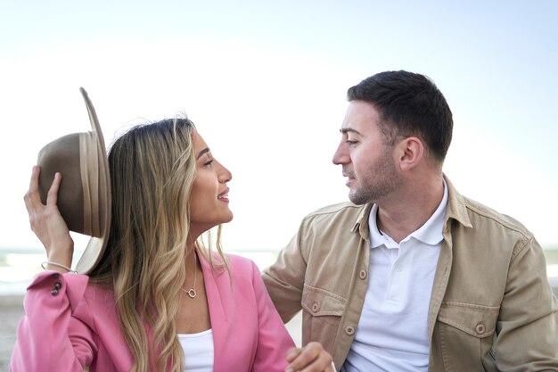 Foto detalhe de um jovem casal apaixonado