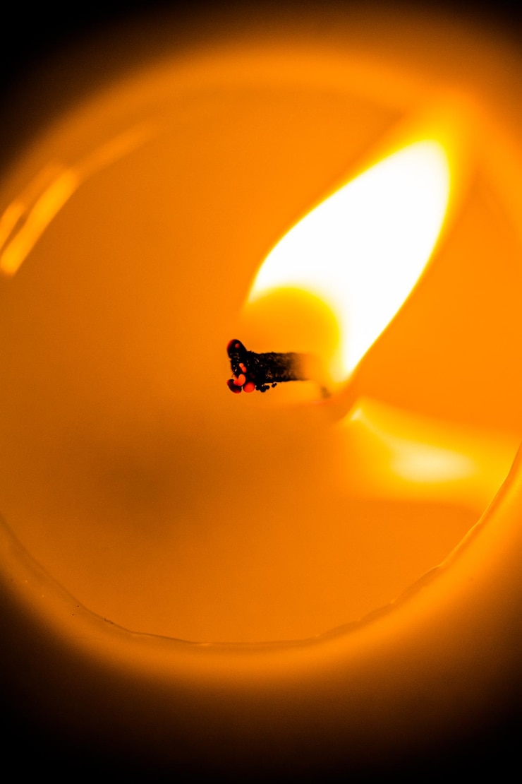 Foto detalhe de um pavio de vela queimando