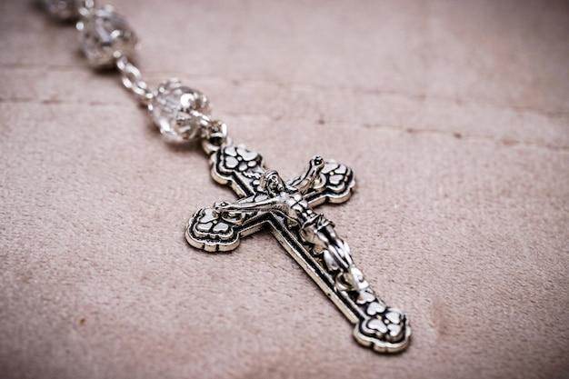 Foto detalhe de um símbolo cristão do crucifixo com fundo de tema religioso copyspace