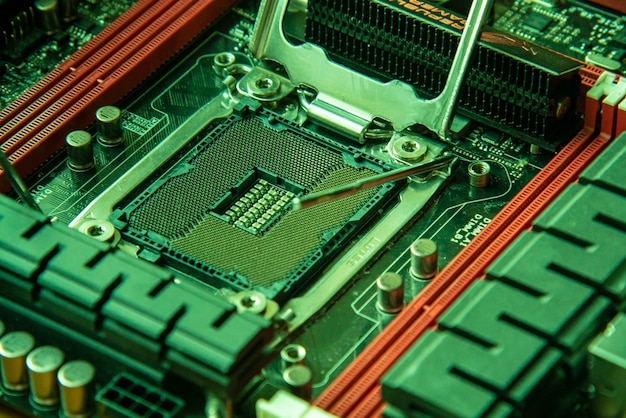 Detalhe de um soquete de CPU em uma placa-mãe de um PC para jogos em luz verde