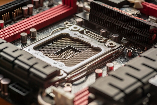 Detalhe de um soquete de CPU em uma placa-mãe de um PC para jogos