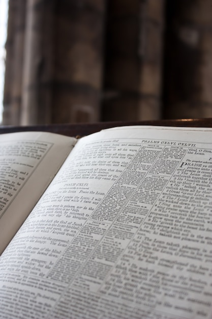 Foto detalhe de uma bíblia em uma igreja inglesa