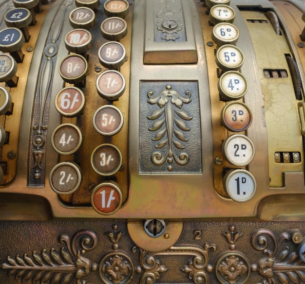 Detalhe de uma caixa registradora de latão vintage