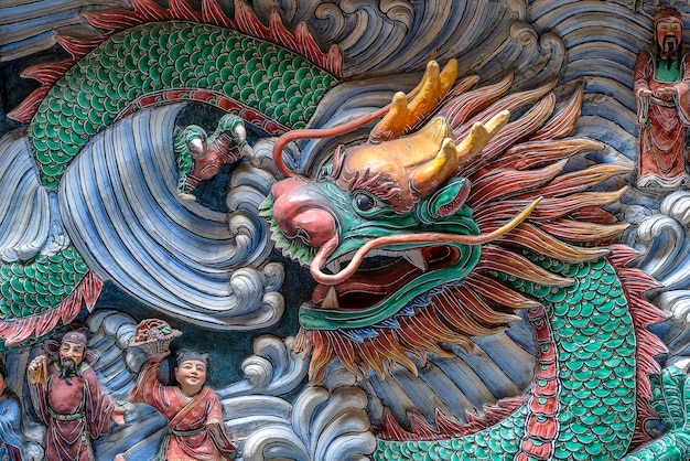 Detalhe de uma estátua de dragão em uma parede em um templo chinês em Cingapura closeup