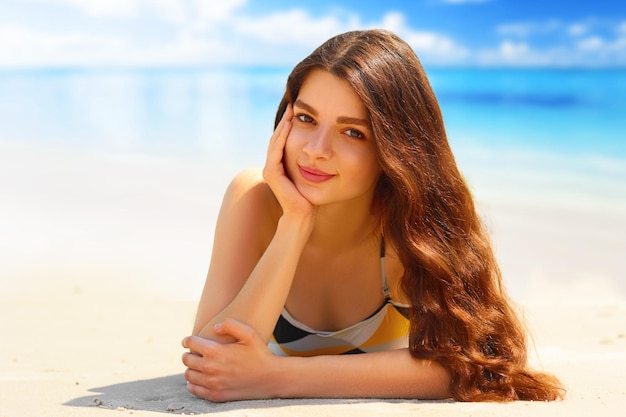 Detalhe de uma jovem encantadora sorrindo com cabelo comprido