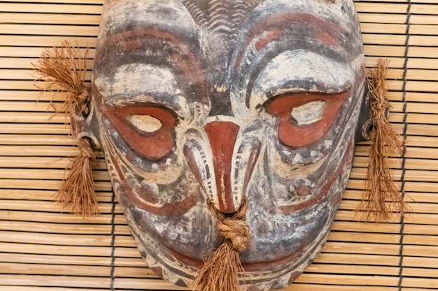 Foto detalhe de uma máscara de madeira pintada que era usada em rituais. fechar-se