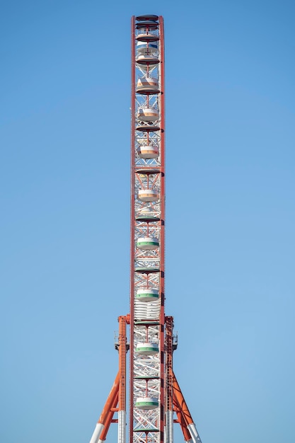 Detalhe de uma roda gigante sobre o fundo do céu azul no perfil