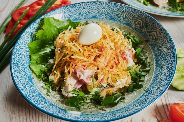 Detalhe de uma salada com frango e tomate