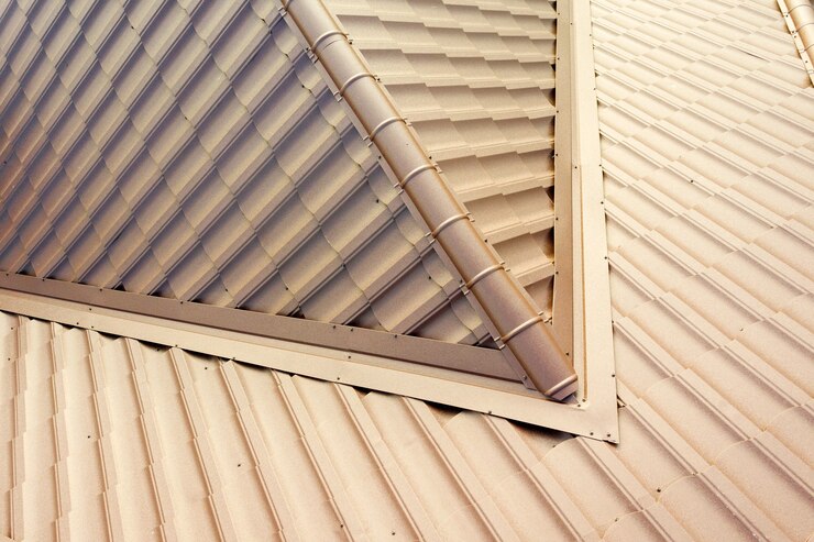 Foto detalhe de uma superfície de telhado de casa coberta com telhas de metal marrom.