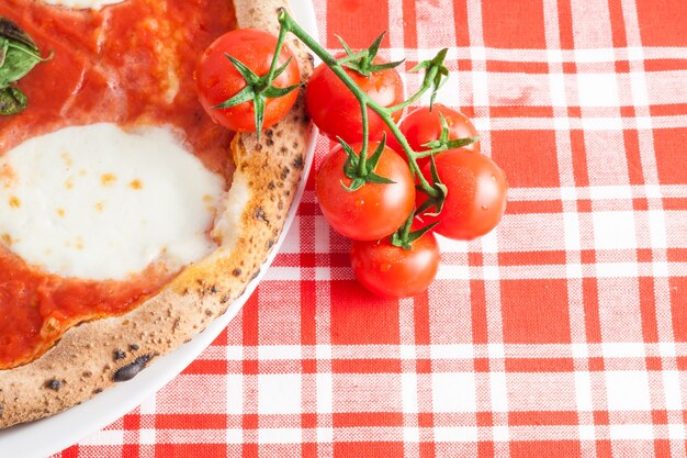 Detalhe de uma verdadeira pizza italiana em nápoles com tomates ciliegino