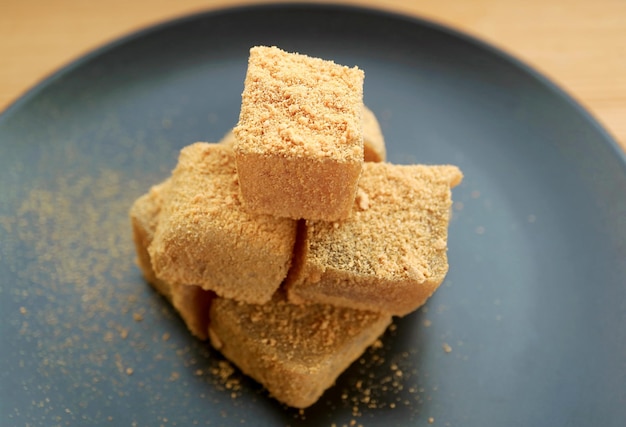 Detalhe de Warabimochi, uma saborosa confecção tradicional japonesa coberta com farinha Kinako