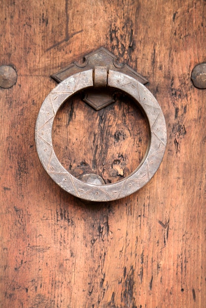 Detalhe do anel de metal na porta de madeira