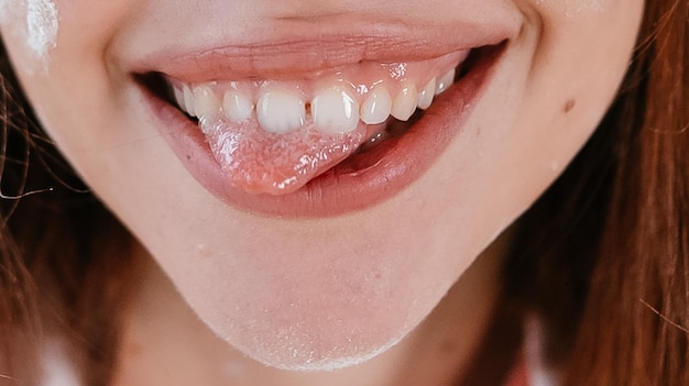 Detalhe do belo sorriso feminino com língua de fora