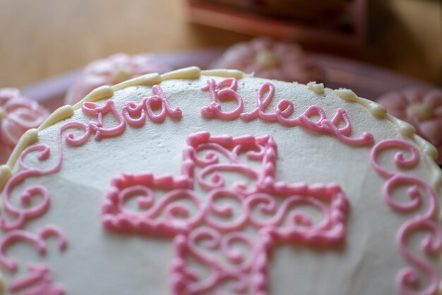 Foto detalhe do bolo de batismo do bebê