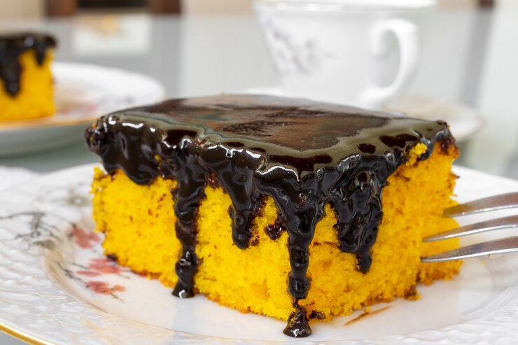 Detalhe do bolo de cenoura com cobertura de chocolate. Foco seletivo