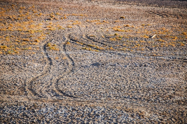 Detalhe do campo do deserto com marcas de pneus