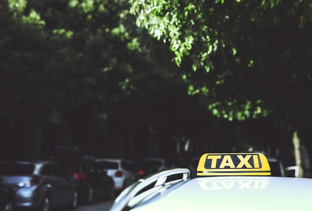 Foto detalhe do carro táxi na rua com espaço de cópia e fundo desfocado