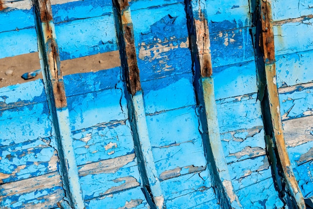 Detalhe do casco de um velho barco de pesca em Tafelney, na região de Essaouira, em Marrocos