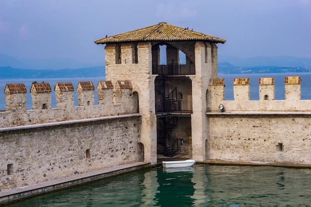 Detalhe do Castello Scaligero Di Sirmione (Castelo de Sirmione), do século 14 no Lago Garda, Sirmione, Itália