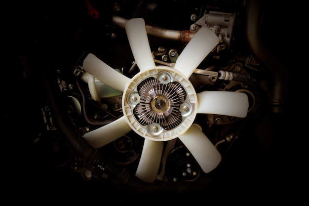 Detalhe do close up de motor de automóveis com macio-foco no fundo. sobre a luz